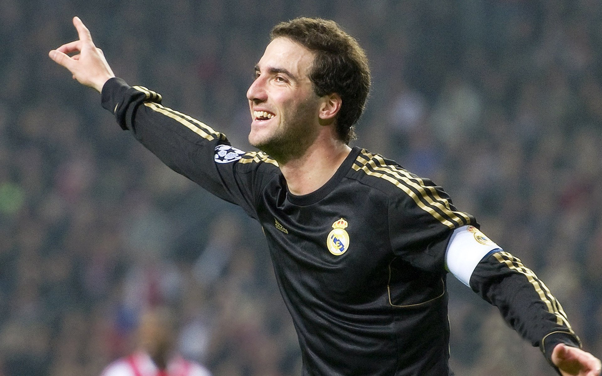 UFC 300震撼落幕，新旧王者交替，中国选手创历史夺金腰带