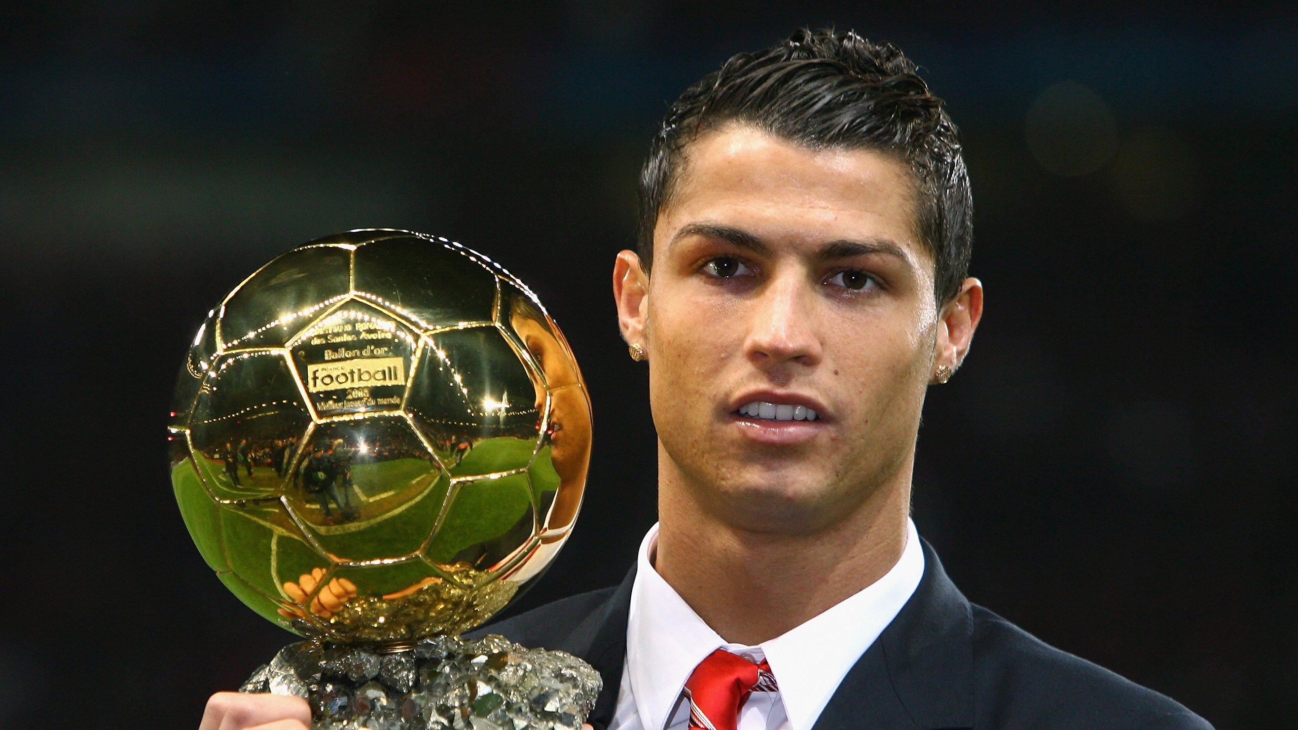 英超争冠白热化，曼城、阿森纳、利物浦三强鼎立，赛季末悬念迭起